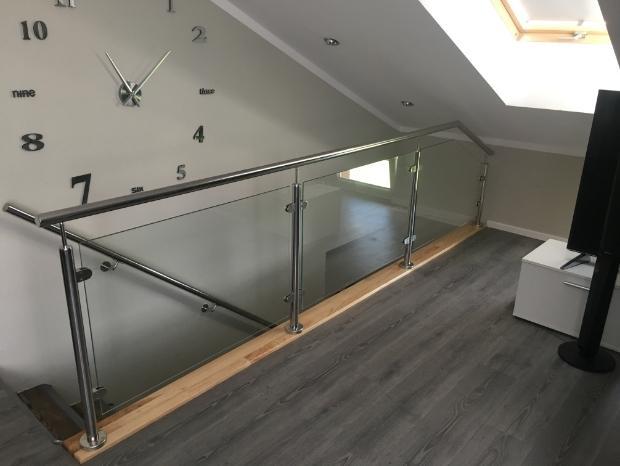 Zegar na&nbsp;ścianie, w&nbsp;przejściu ze schodami